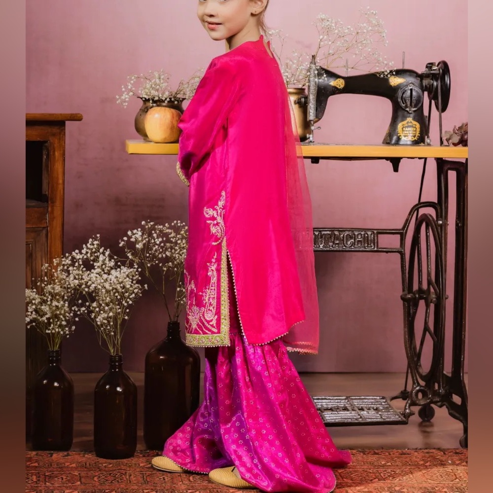 PINK SILK GIRLS 3PC | Junaid Jamshed - Picture 5 of 7